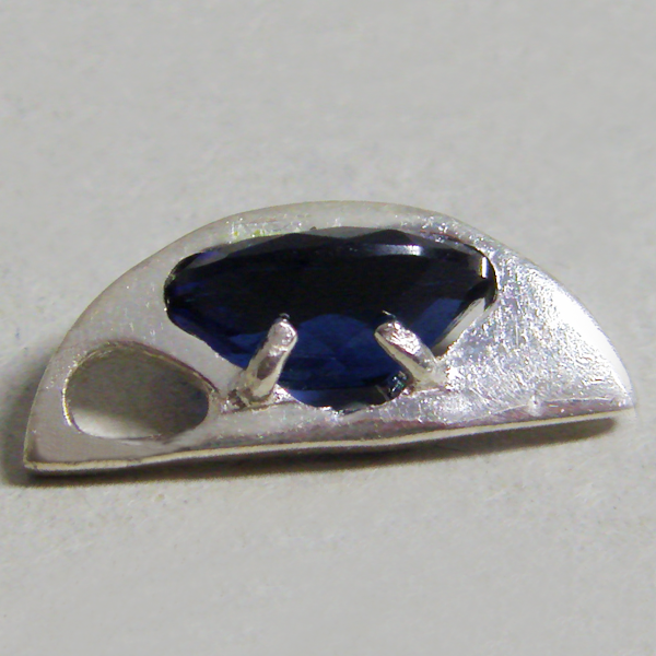 (p1226)Colgante en plata con piedra azul facetada.